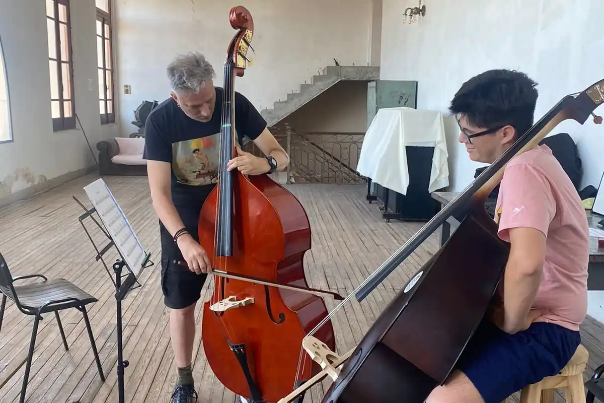La Orquesta Yaguarí Guazú recibió la visita del contrabajista Gonzalo Fuertes