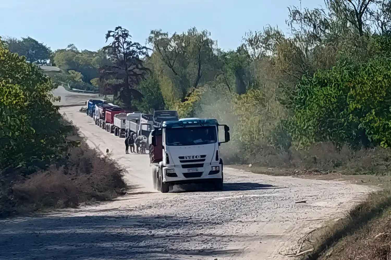 Todos los camiones y micros que entran y salen de la ciudad deben pagar la tasa.