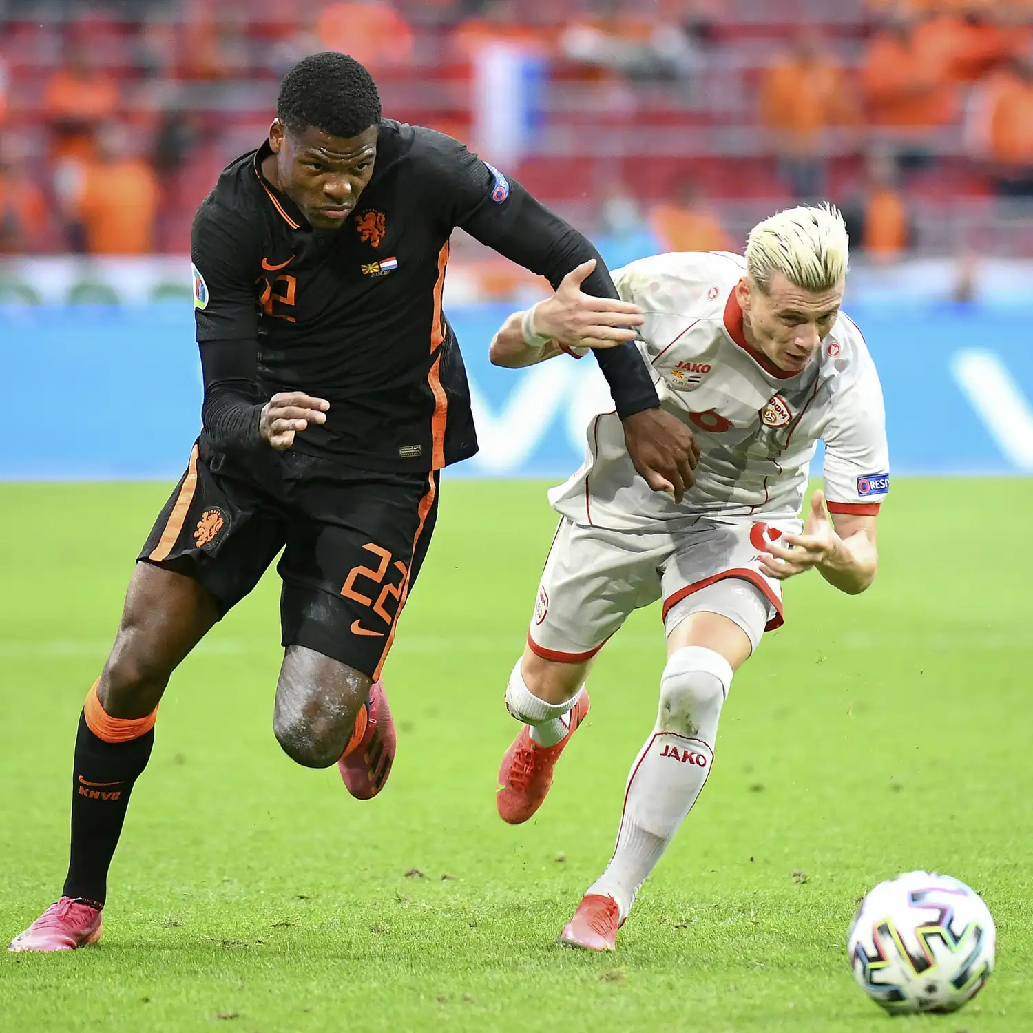 Dumfries escapa a la marca de Alioski, durante el triunfo de Países Bajos.