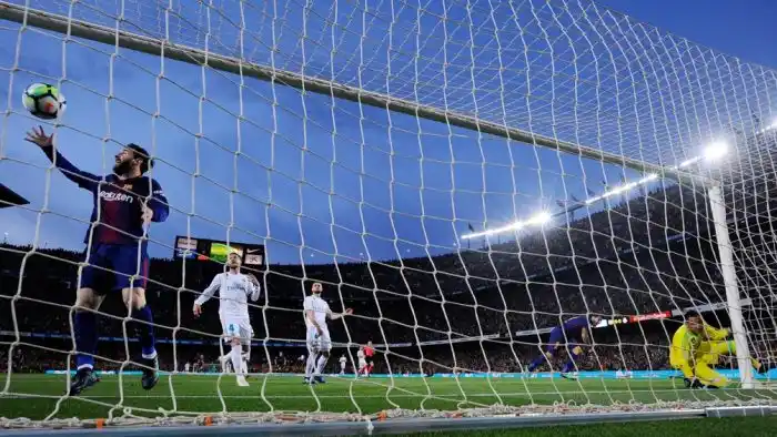Barcelona, con un gol de Messi, conservó el invicto tras igualar con Real Madrid