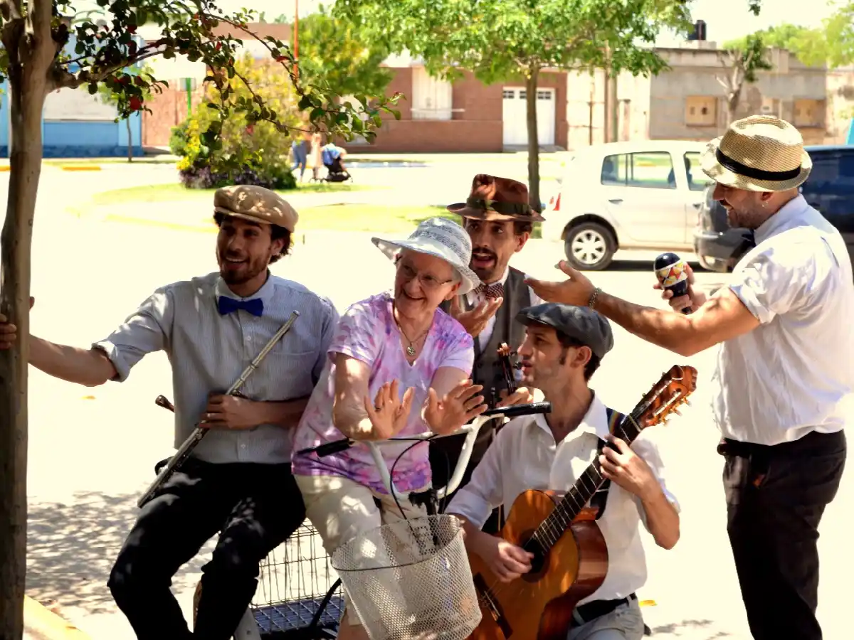 La Francia: en el Día de los Enamorados, "repartieron" serenatas por todo el pueblo  