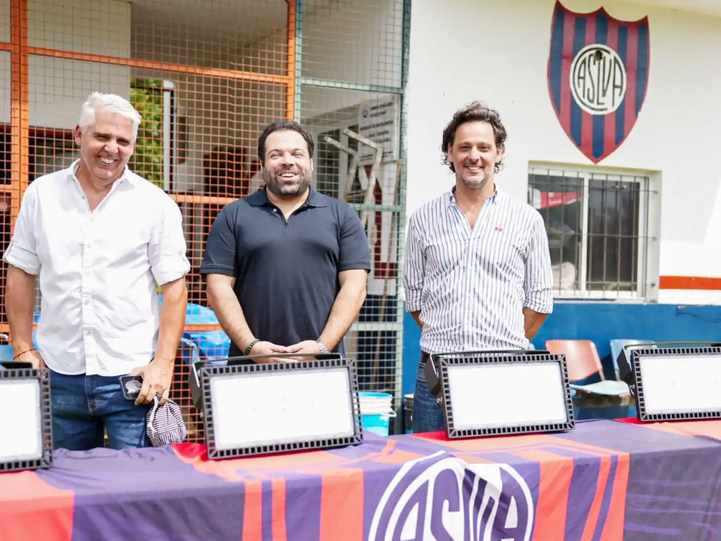 Enersa entregó luminarias al Club San Lorenzo de Concordia para mejorar el uso de su cancha