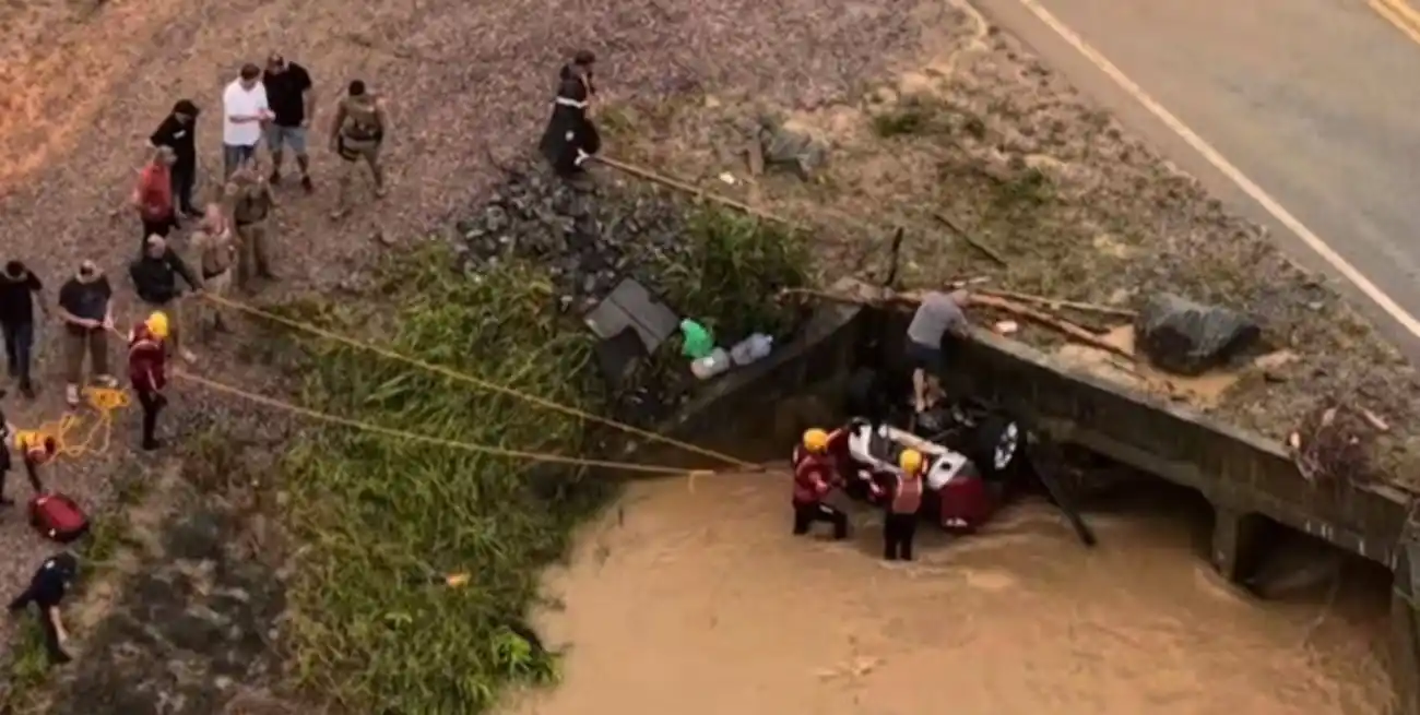 Trágico temporal en Brasil: una pareja y su bebé murieron al ser arrastrados en su auto por la corriente