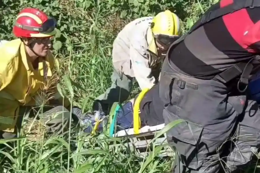 Rescataron a un pescador herido a orillas del Salado