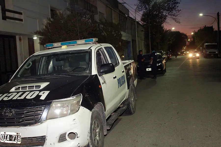 Con una cuchilla de carnicero amenazó a una joven en la casa