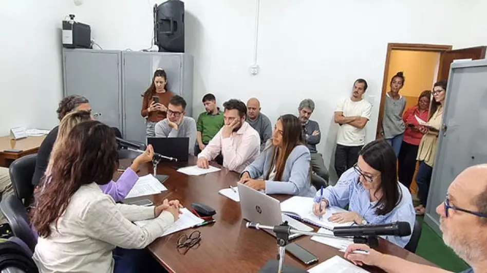 Regular el uso de celulares en escuelas: "El aula no puede competir con TikTok"