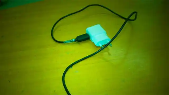 Niña murió electrocutada: Quiso conectar el celular cuando salió de la pileta