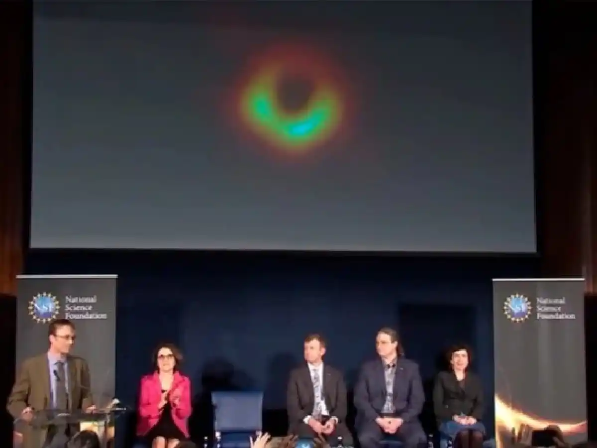 La primera foto de un agujero negro de la historia: cómo se logró y qué partículas se ven