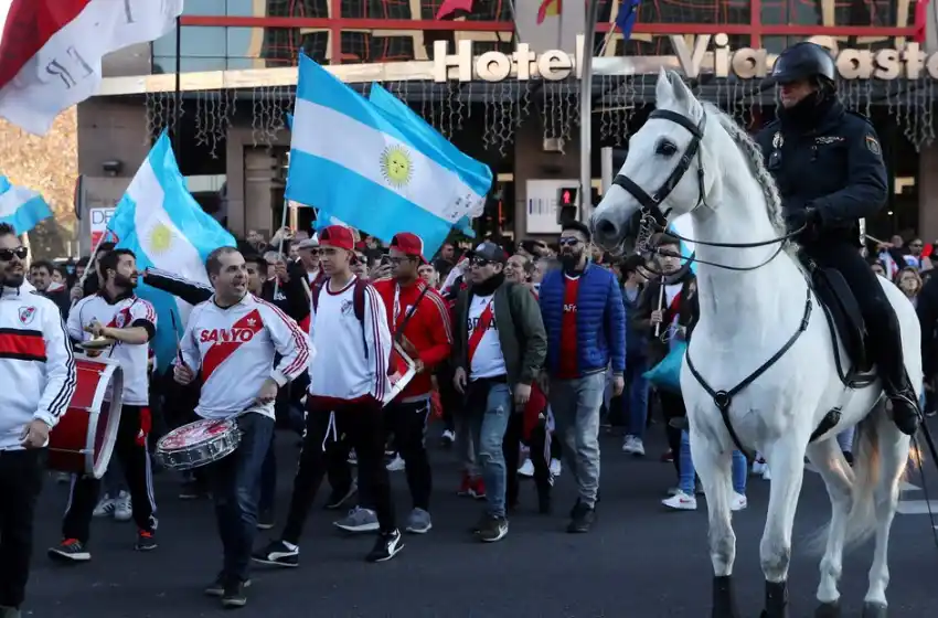 Hinchas de Boca y River copan Madrid a horas de la final