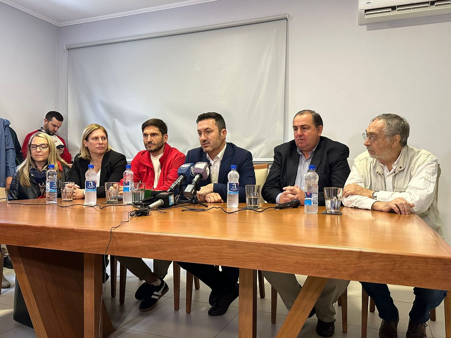 Gisela Scaglia, Maximiliano Pullaro, Luis Petri, Juan Pablo Poletti y Luis Brandoni, en rueda de prensa.