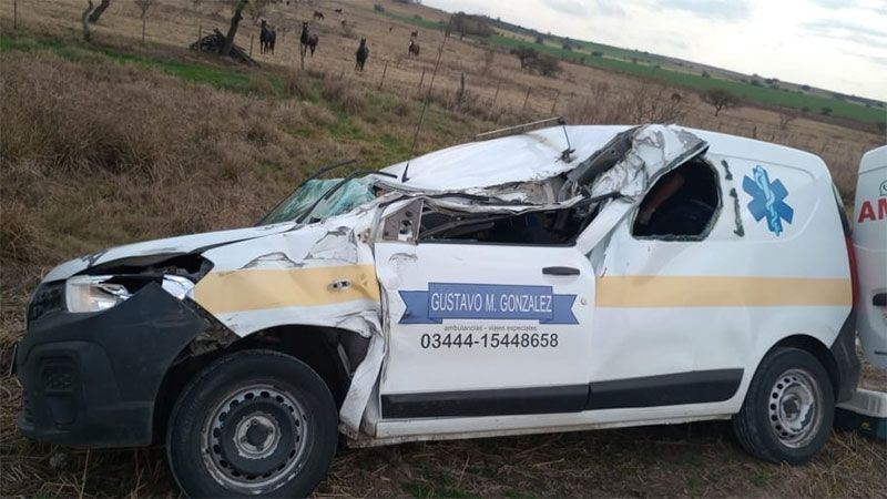 Una ambulancia chocó con un camión y dos personas fueron hospitalizadas