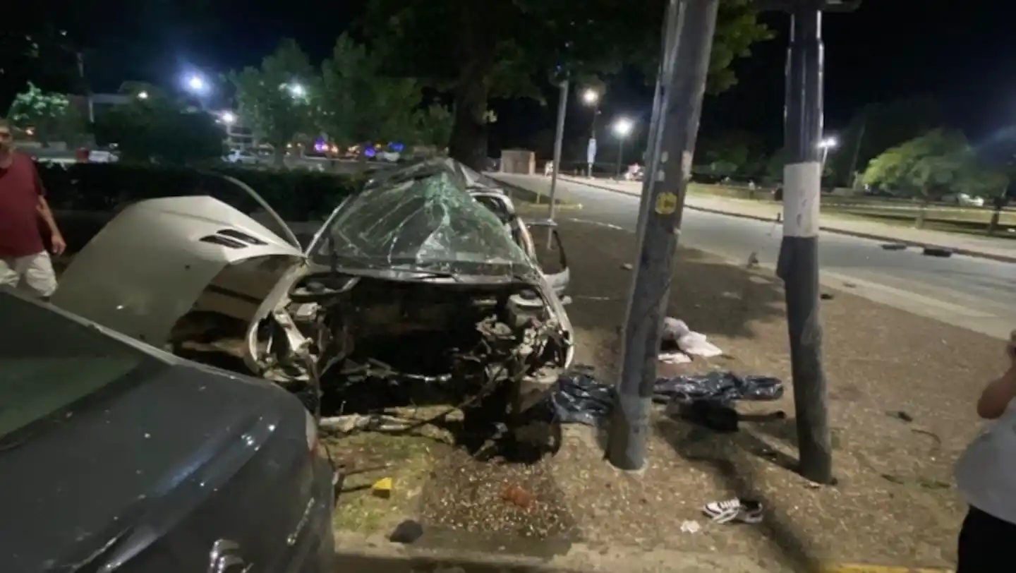 El Peugeot 206 se subió a la vereda y embistió a la familia cordobesa
