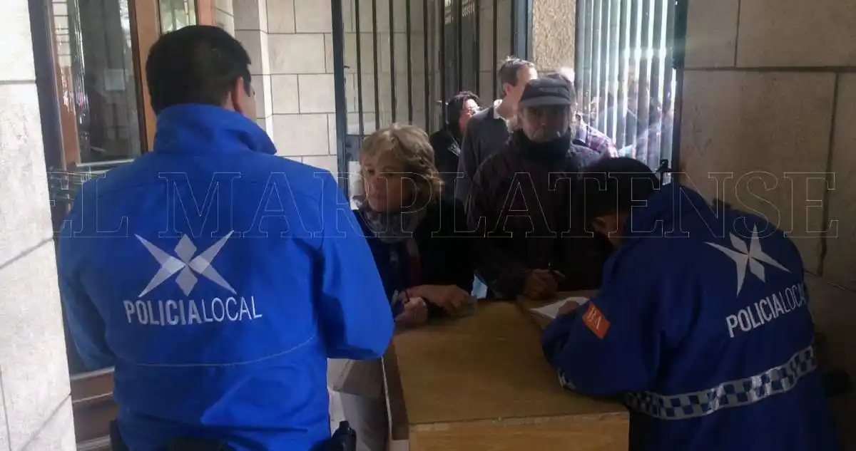 Casi 200 policías locales están fijos en dependencias públicas
