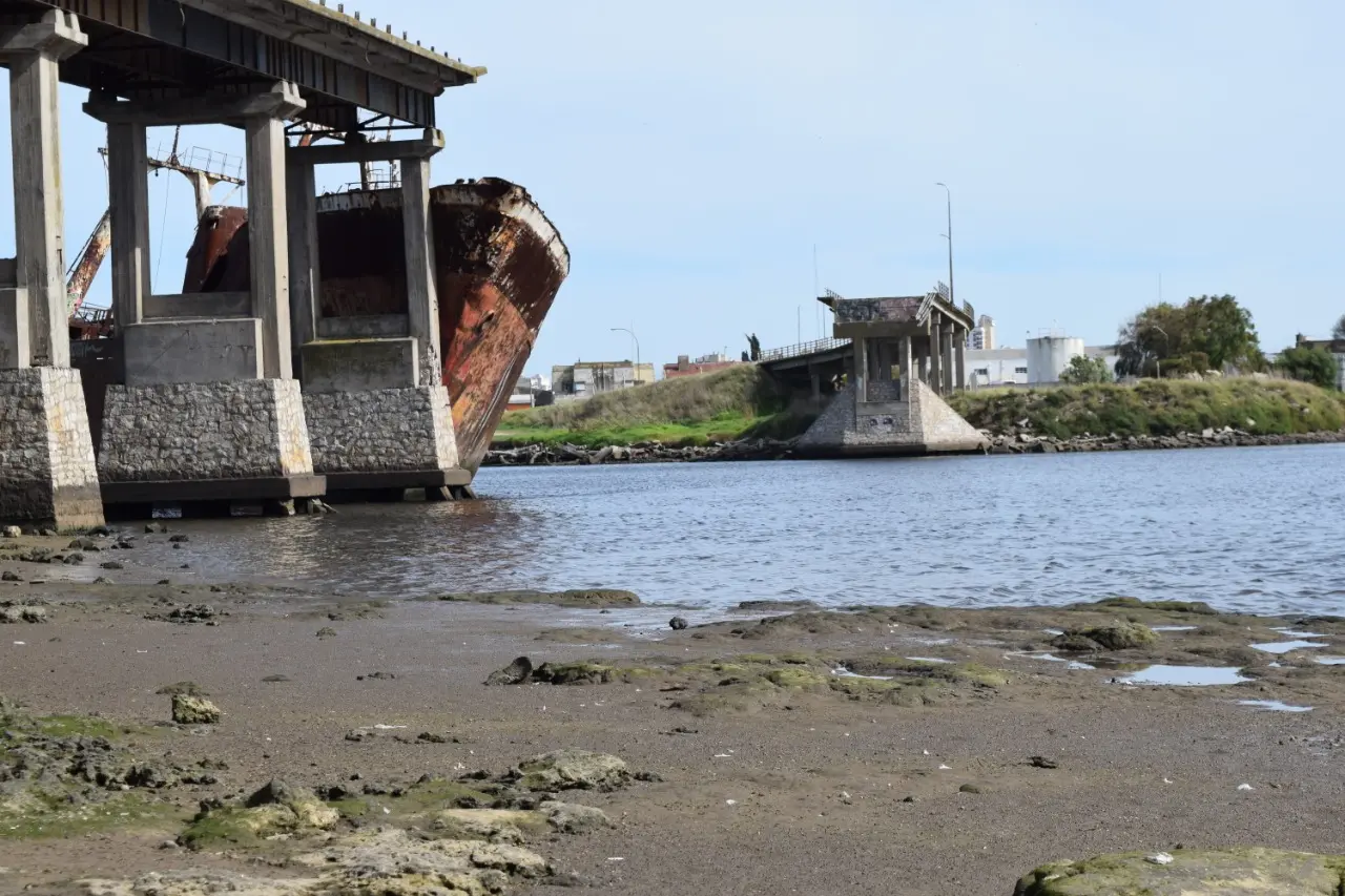 Quitan el buque encallado con miras a la construcción del nuevo puente