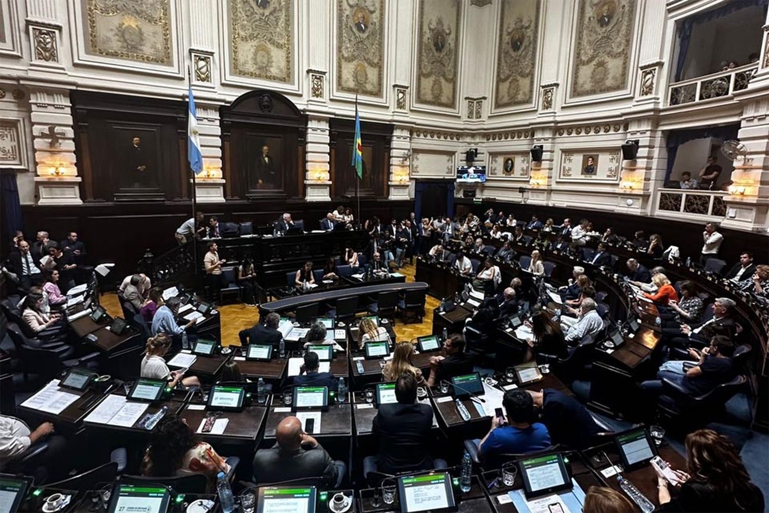 Kicillof oficializó la prórroga del Presupuesto y la ley Impositiva tras el rechazo legislativo