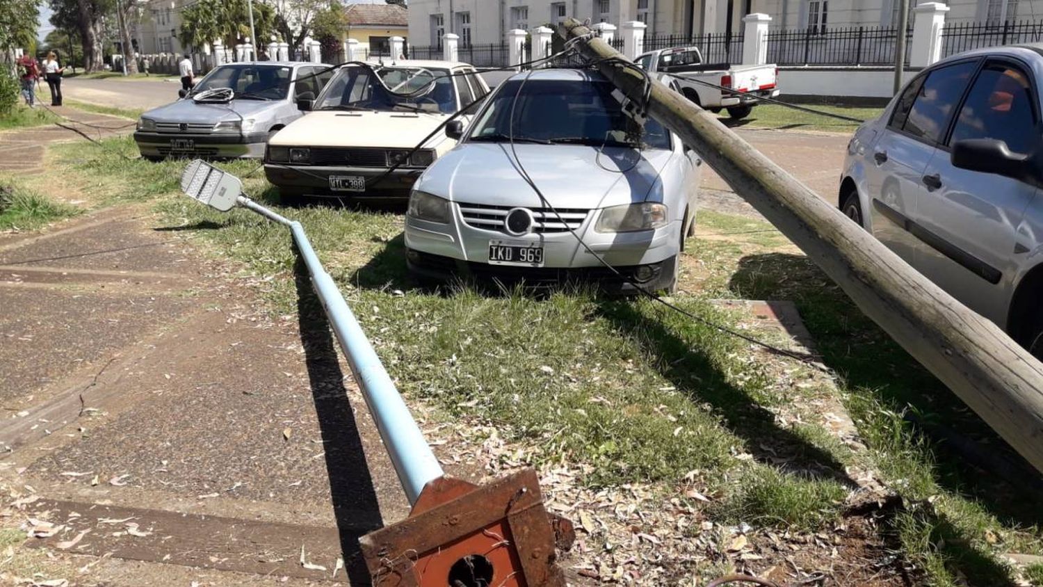 Un camión tiró varios postes frente al Regimiento de Concordia