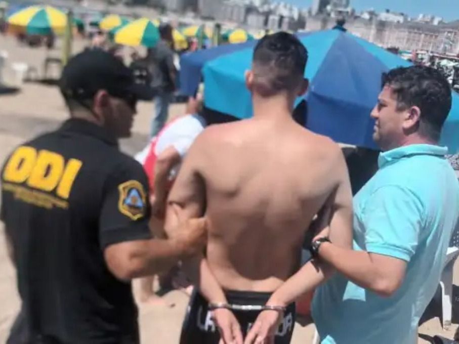El hombre estaba acompañado por su pareja y su suegra, quienes intentaron alcanzarle una toalla mientras era esposado por los oficiales.