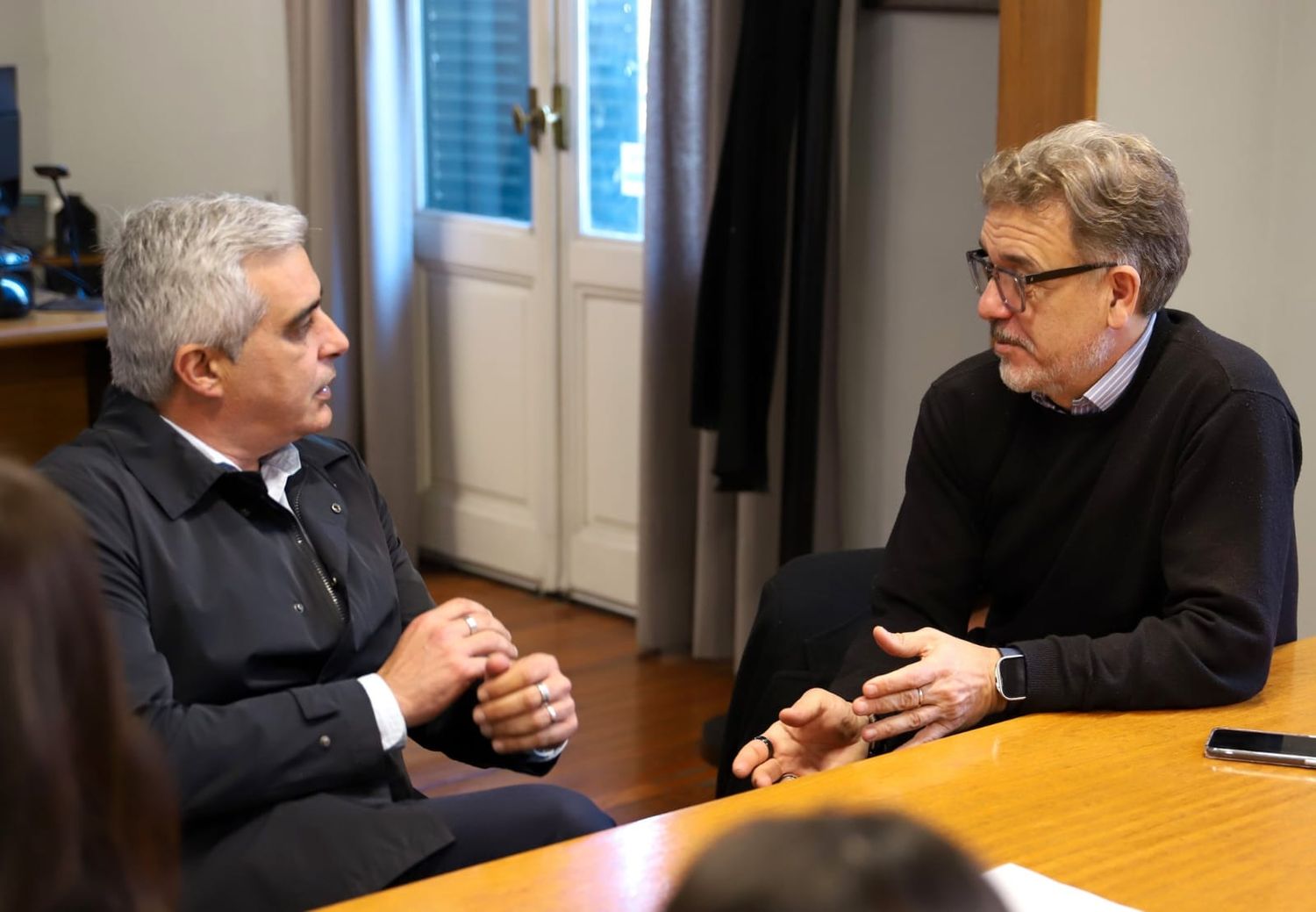 El intendente de Firmat (derecha), junto al decano de la UNR.