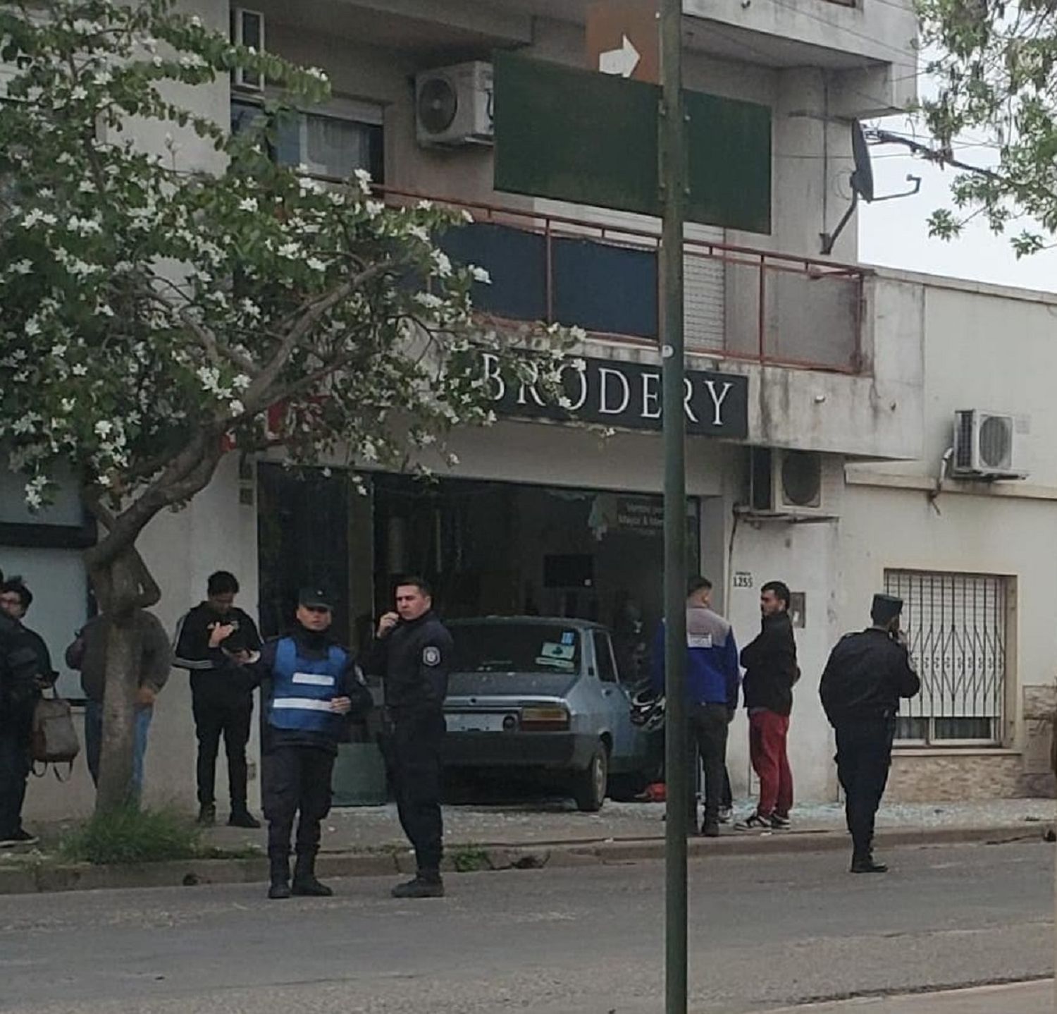 Un auto perdió el control tras chocar, subió a la vereda y terminó impactando contra un comercio