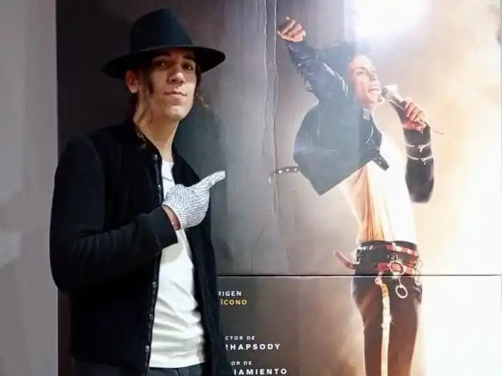 Un fan caracterizado como Michael Jackson durante el preestreno de Michael en Cine Ocean