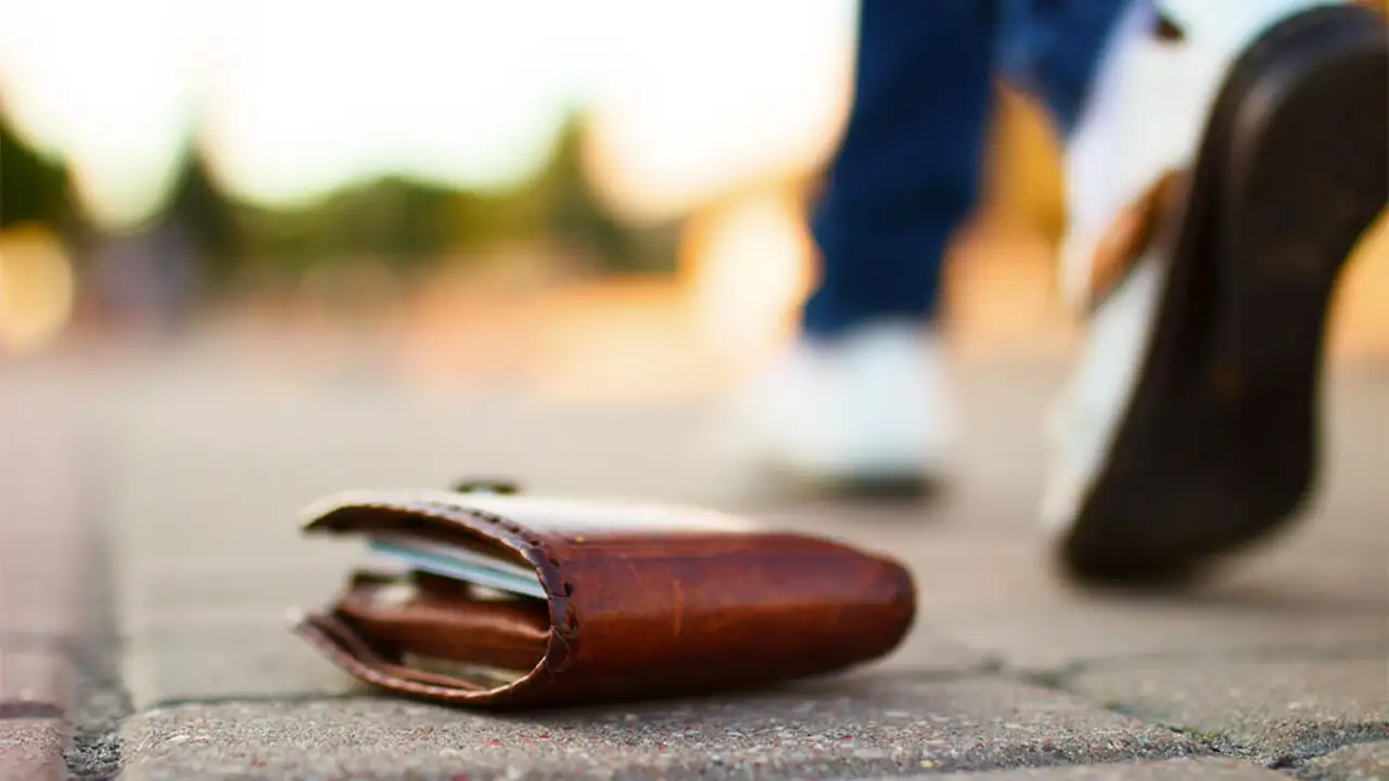 Un delincuente violó la prisión domiciliaria y se encontró una billetera