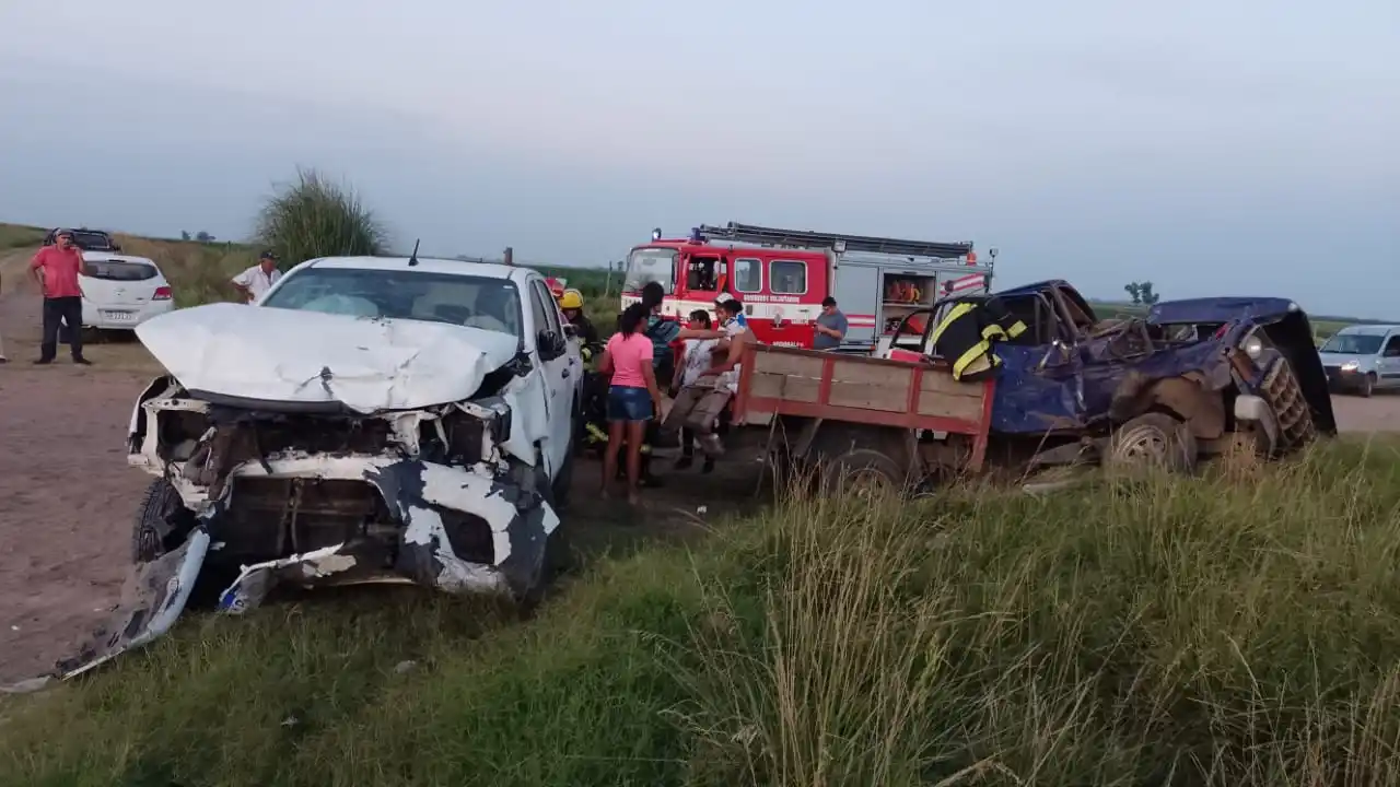 La colisión frontal dejó daños materiales de consideración.