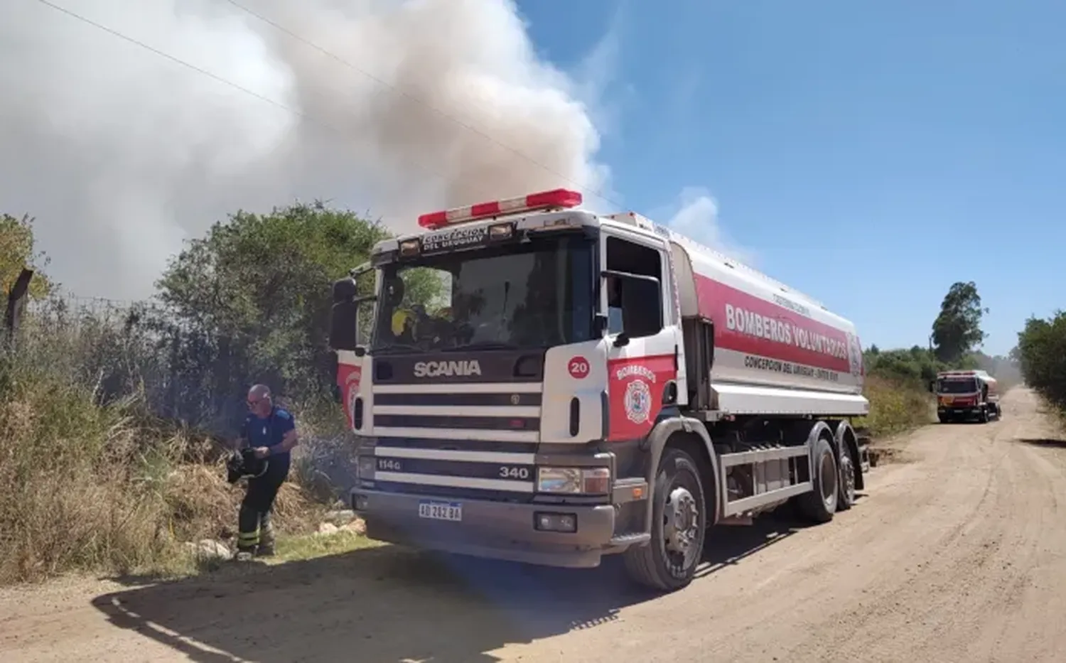 Impactantes imágenes del combate del incendio en el basural de San José