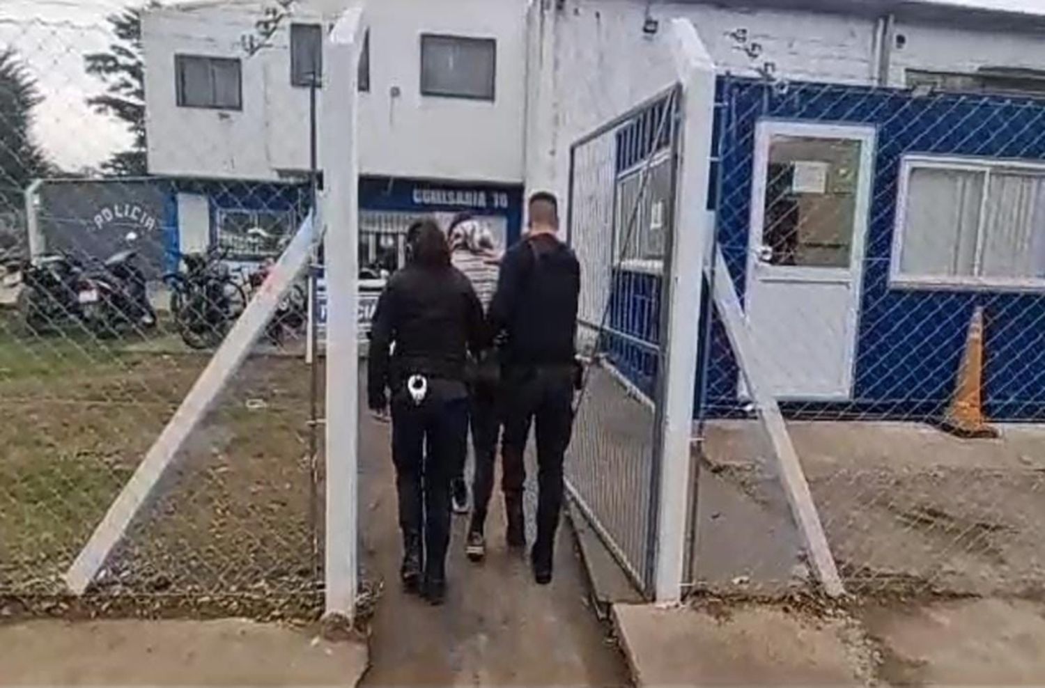 Caminaba por un descampado, lo identificaron y tenía pedido de captura