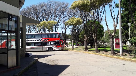 No lo dejaban viajar porque no tenía documentos y golpeó a un chofer de Chevallier: lo detuvieron