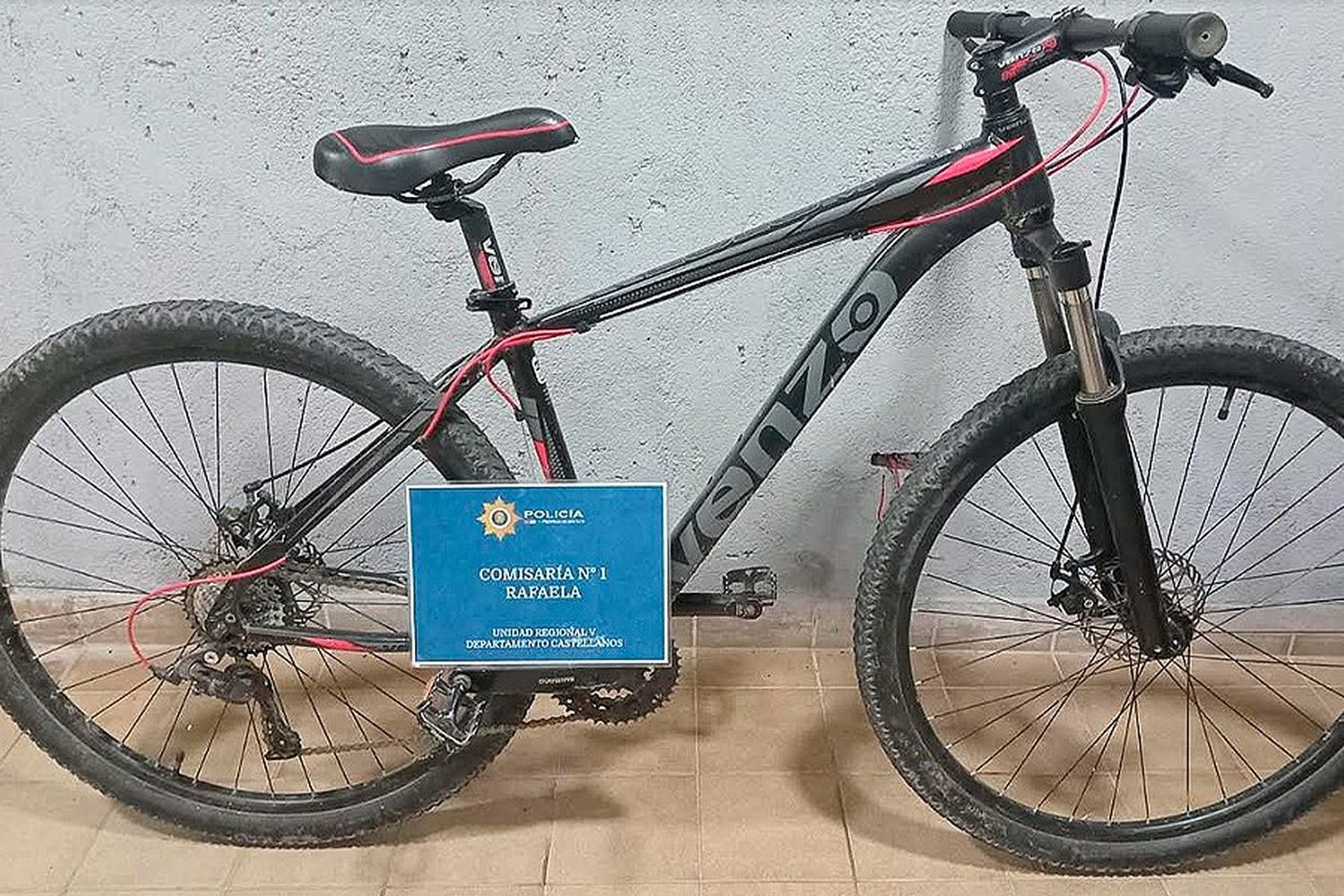 Vieron a la Policía y sospechosamente la evitaron: iban en una bici robada que "compró por $20.000"