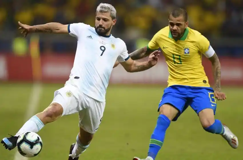 Dani Alves: «Fue Agüero quien me pisó»