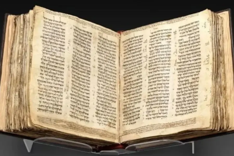 Subastaron la Biblia hebrea más antigua del mundo