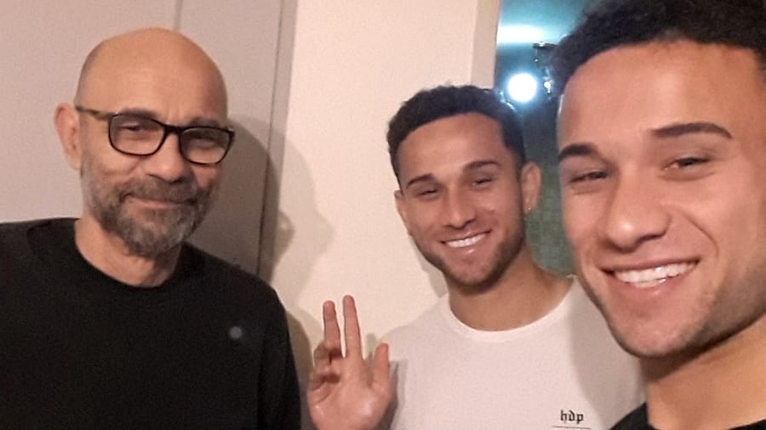 Ricardo Bisanz junto a Juan y su hermano gemelo.
