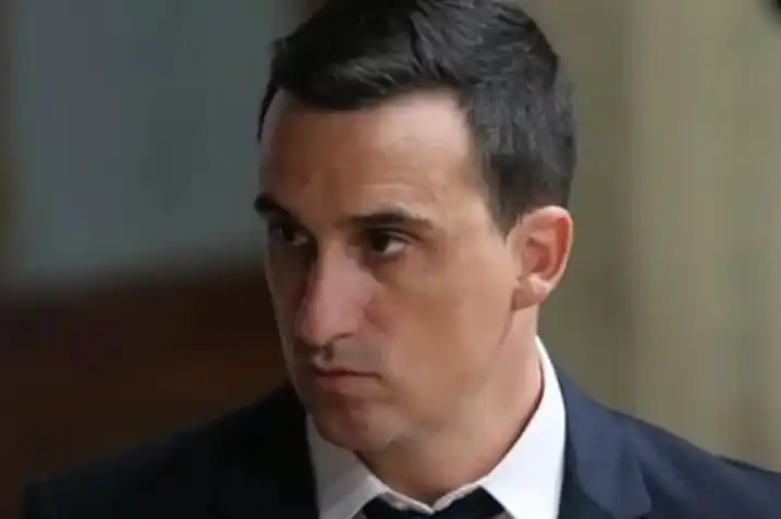 El ex secretario de Prensa completará el mandato correspondiente al período vacante, que se extenderá oficialmente hasta el 4 de febrero de 2028.