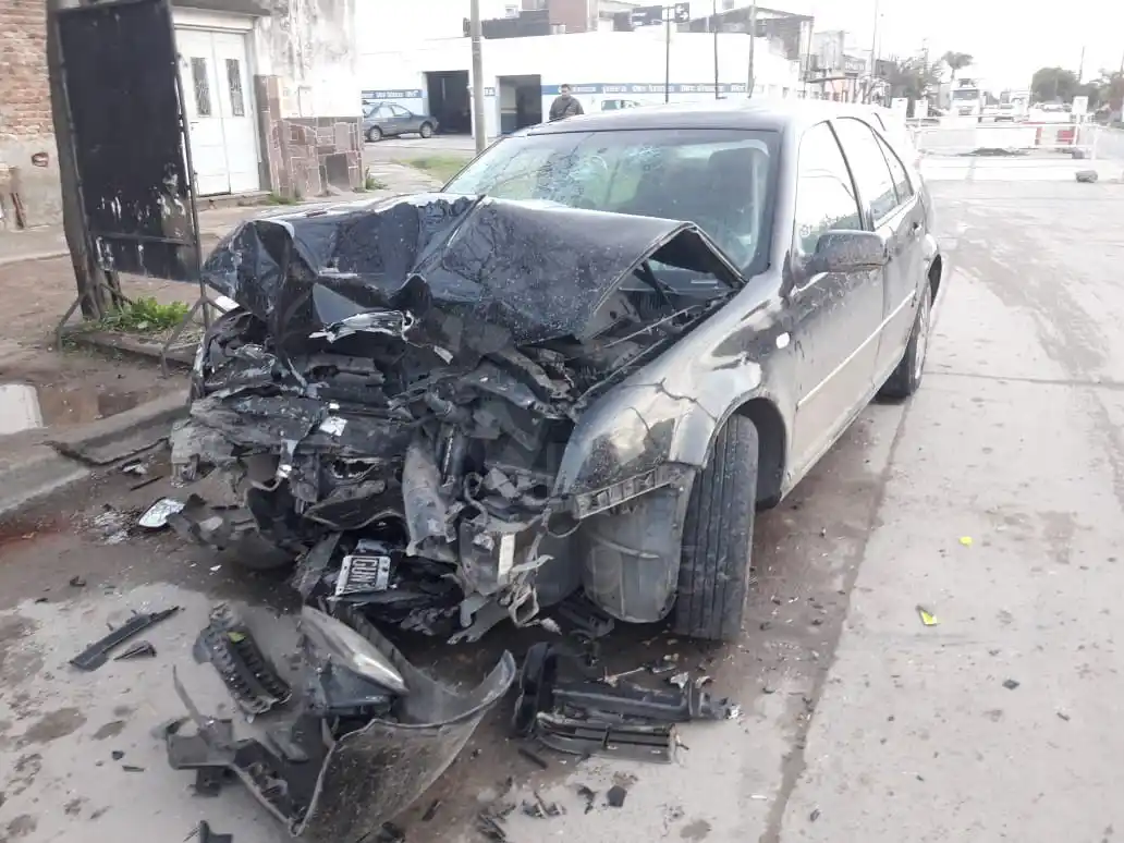 Avenida Peñaloza y Huergo, un auto choco a un camión