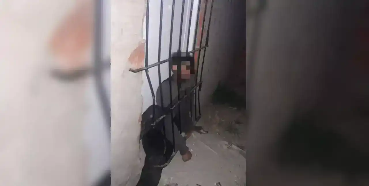 Intentó robar en una casa y quedó atrapado entre una reja y la puerta
