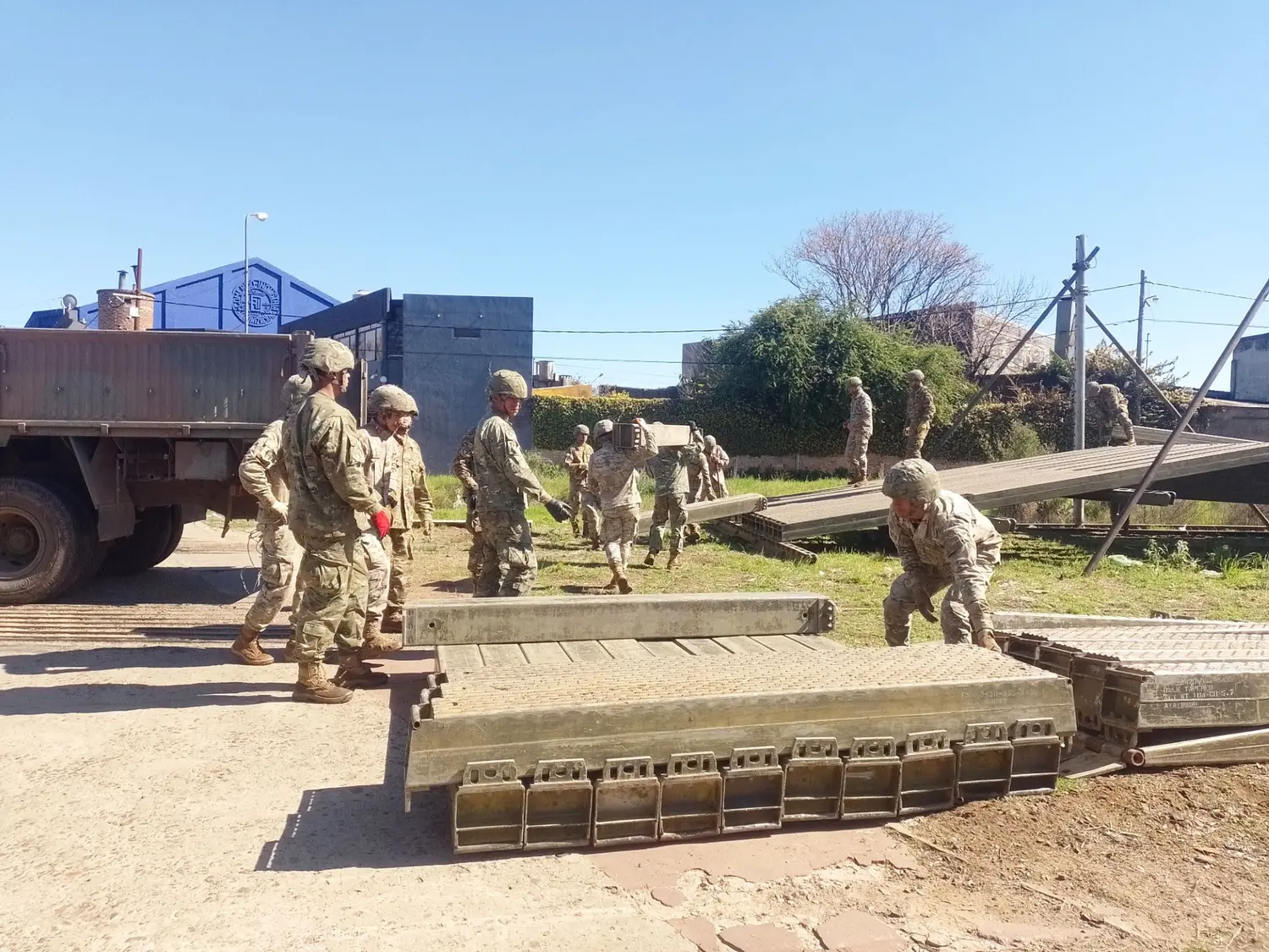El Ejército realizó un operativo para entrenar el traslado de vehículos blindados