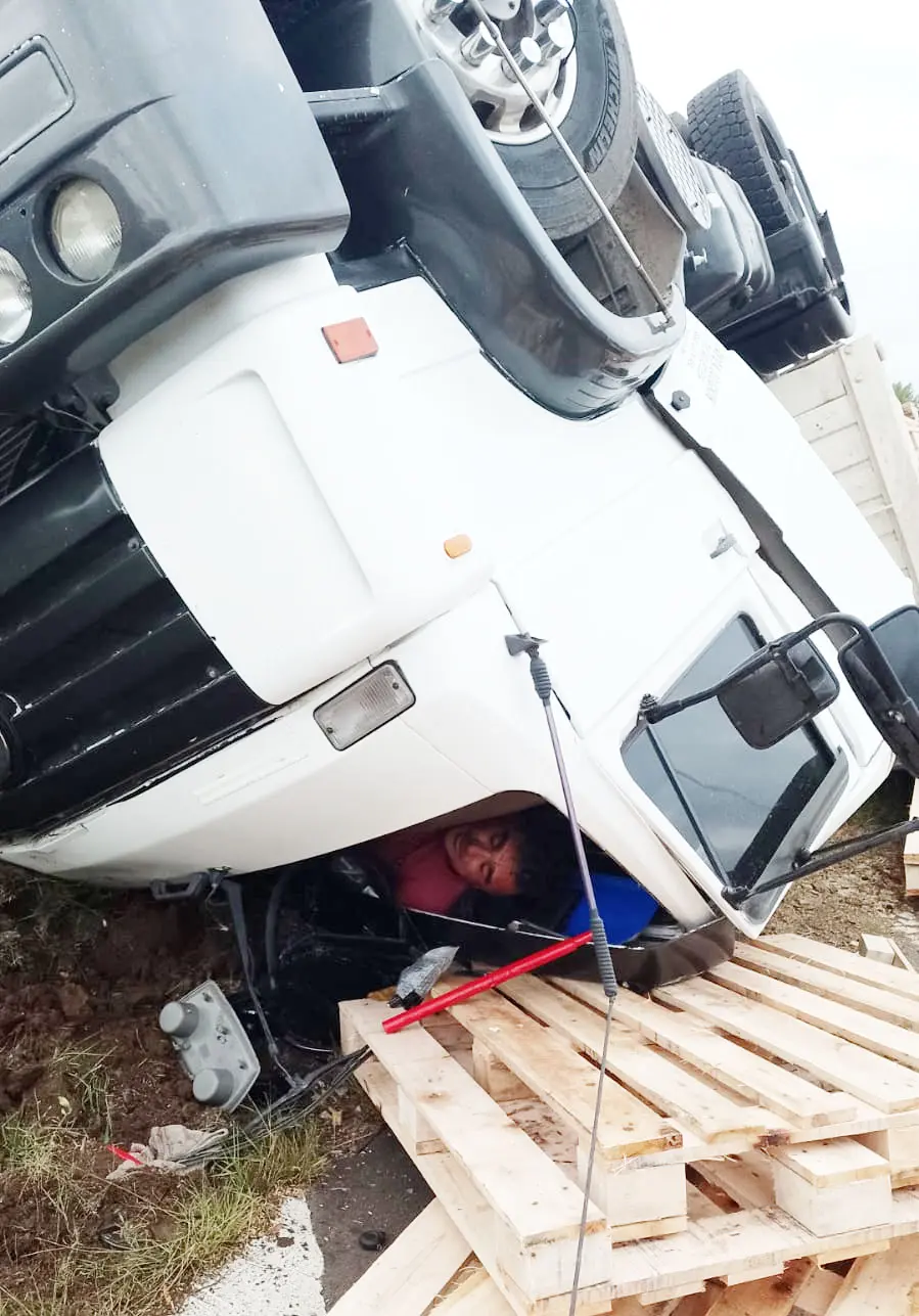 Un camión volcó y su conductor quedó atrapado en la cabina