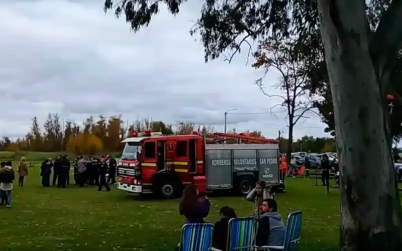 Bomberos: exposición de unidades y actividades para chicos en el Paseo Público