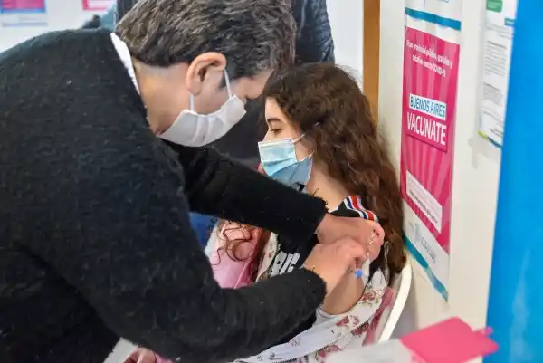 Marcela Arias: “Ante el aumento de los casos de covid-19, recomendamos aplicarse los refuerzos de vacunas”