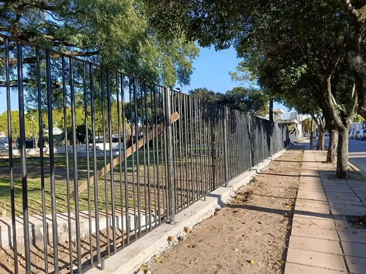 Avanzan las obras en la vieja Terminal: comenzaron a instalar el enrejado y remodelan la plaza