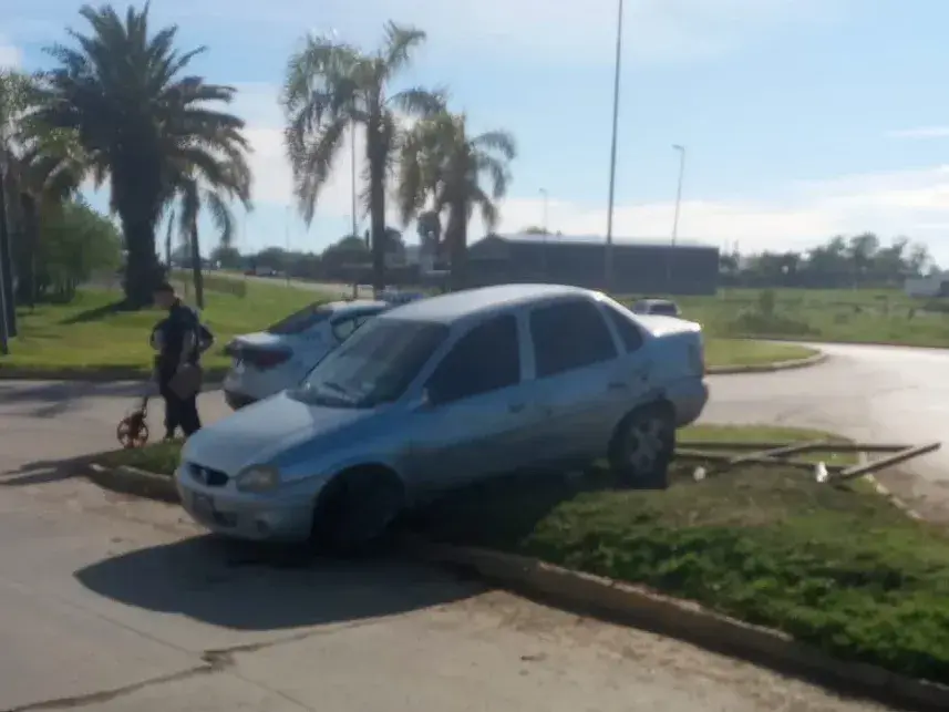Personal policial realiza las pericias correspondientes tras el accidente de tránsito donde volcó el Corsa con cuatro personas a bordo. Dos de ellas dieron alcoholemia positiva.