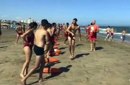 Aspirantes a guardavidas realizan prácticas en la playa