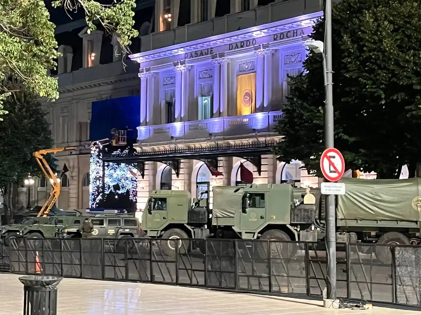 Vehículos y escenografía del rodaje de El futuro es nuestro, la miniserie de Netflix filmada en el Pasaje Dardo Rocha, en La Plata.