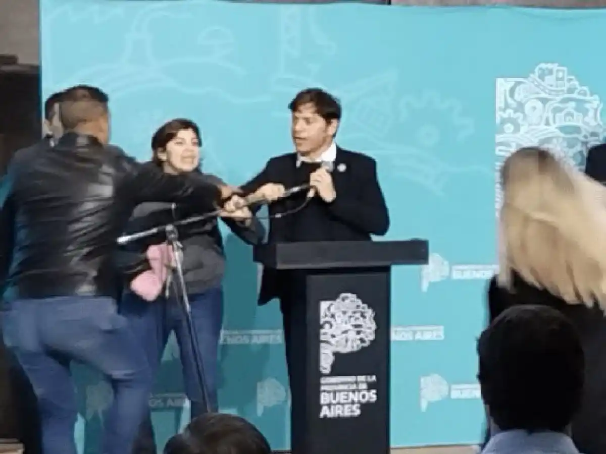 Una mujer interrumpió en un discurso de Kicillof a los gritos y fue detenida