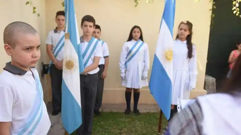 La historia de Adriel, el niño que le ganó al cáncer y juró la bandera en el patio de su casa