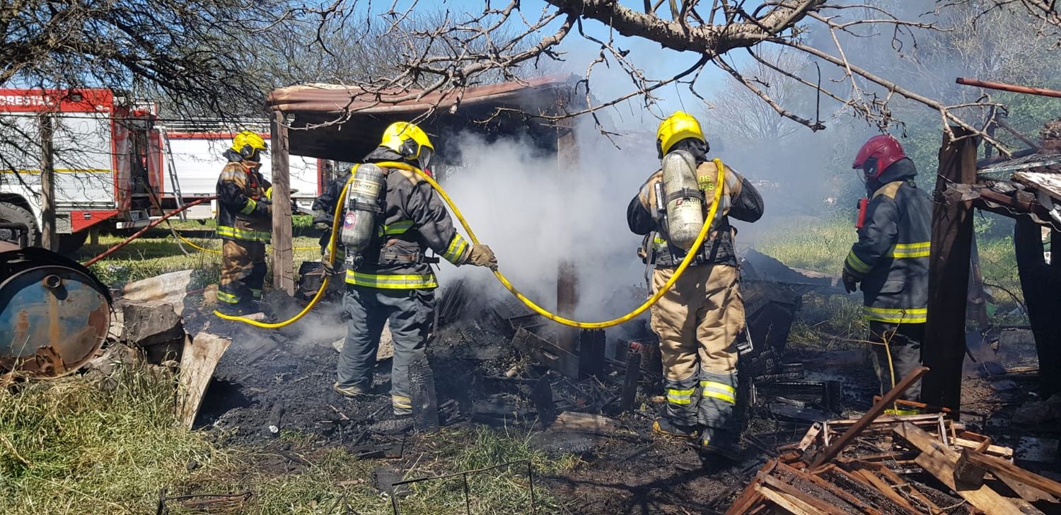 Un galpón con colmenas quedó envuelto en llamas y tuvieron que intervenir dos dotaciones de bomberos