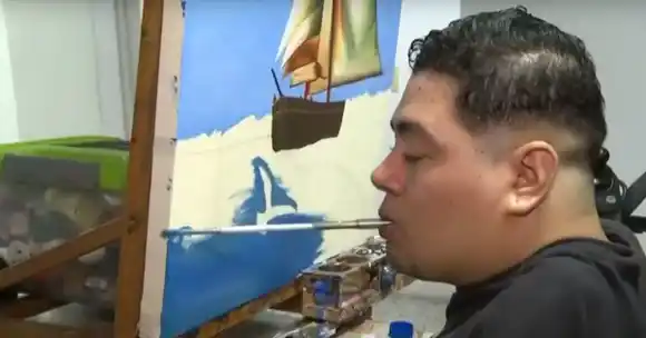 El joven que pinta con la boca bellos cuadros