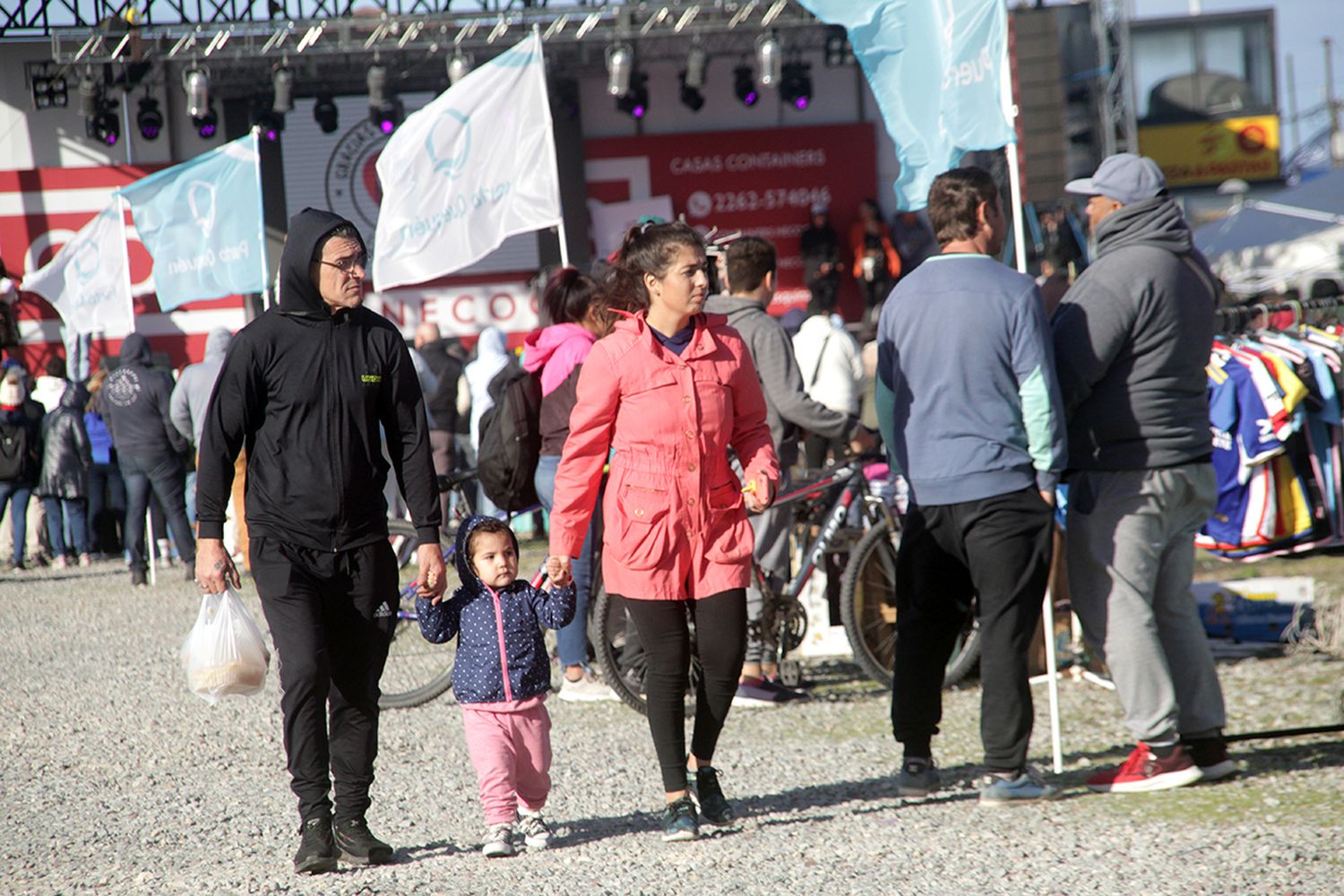 Buena cantidad de familias en la Fiesta de los Pescadores
