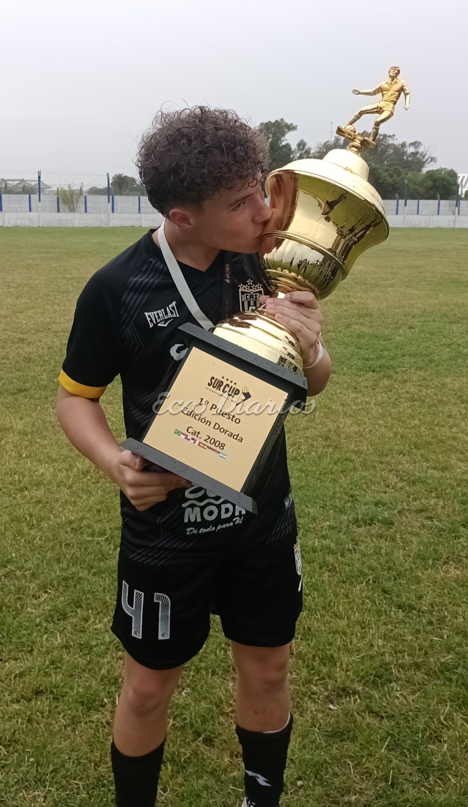 Ian Cangas besando su trofeo